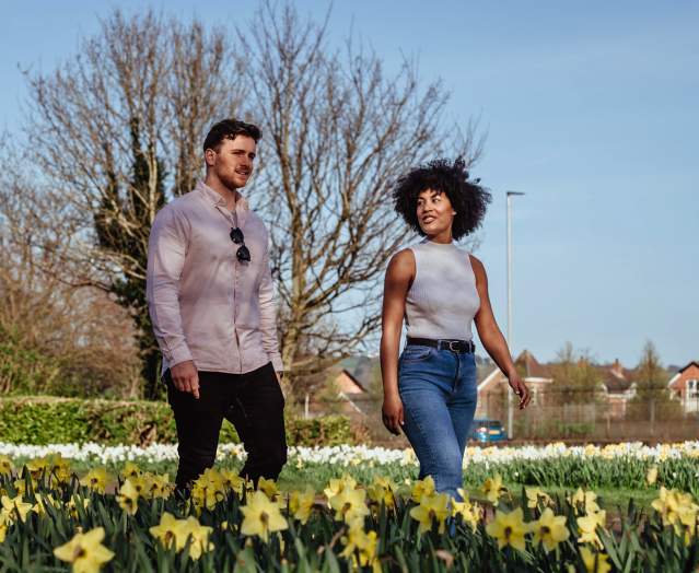 Couple-in-Victoria-Park-with-Daffodils