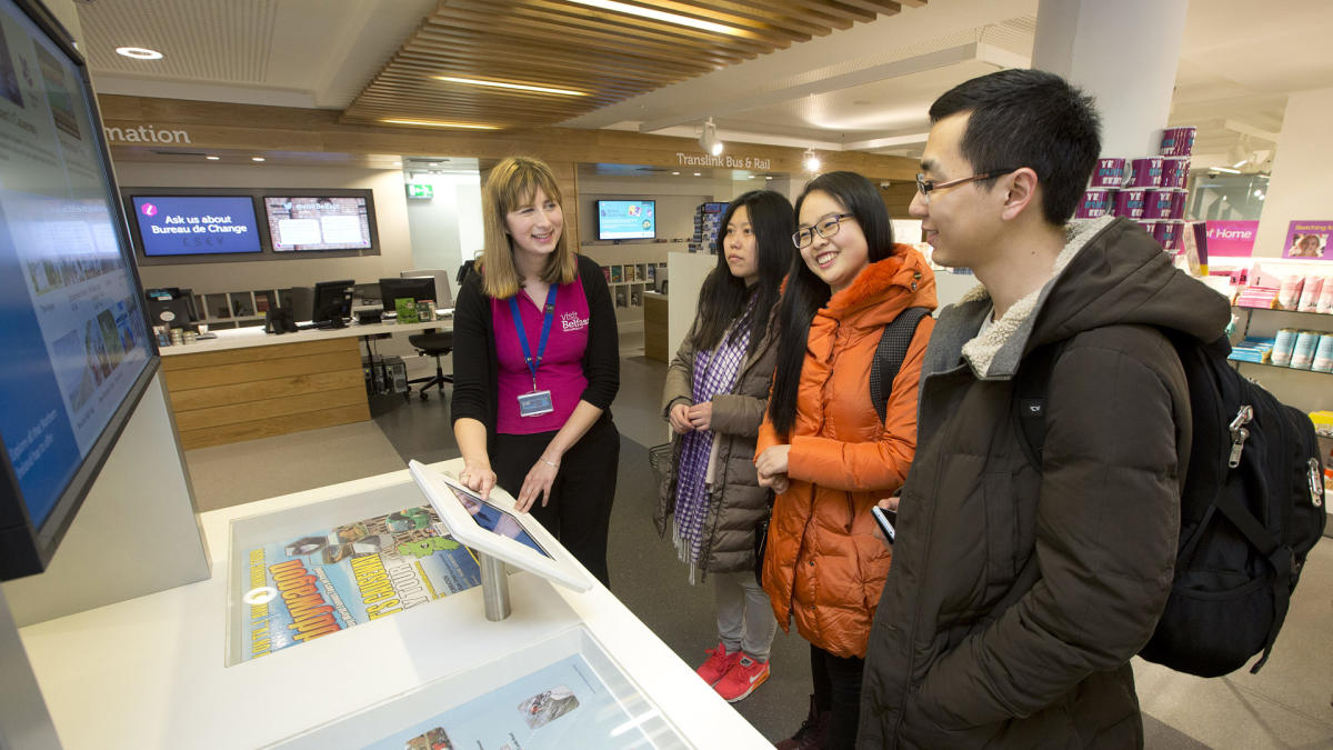 Visit-Belfast-travel-adviser-with-tourists